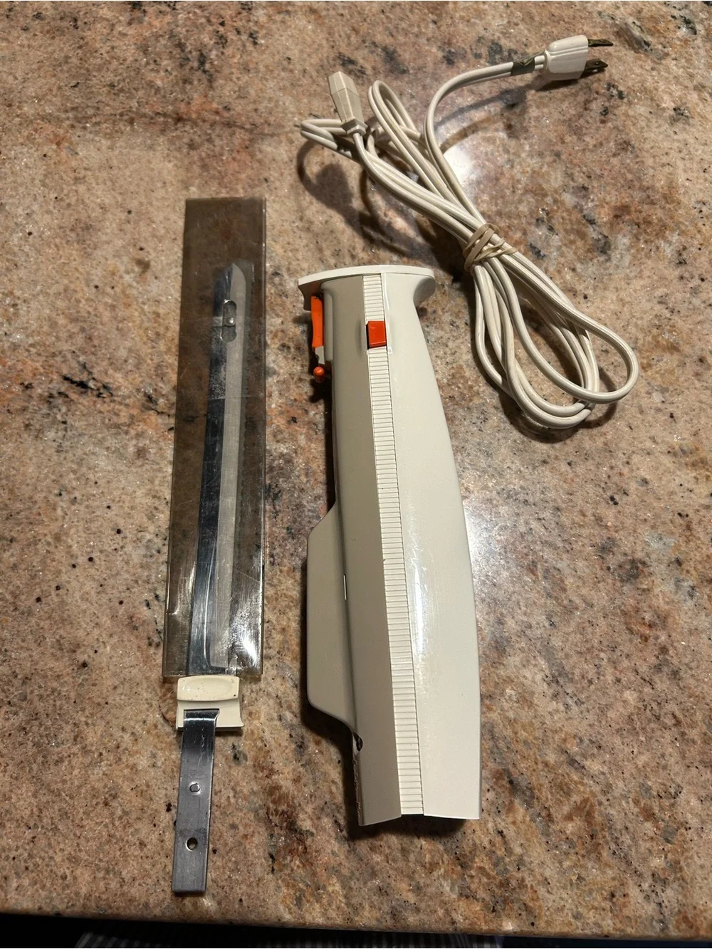 Sunbeam EK100watt Electric Carving Slicing Knife 9”Unit 8”Dual Stainless Blades